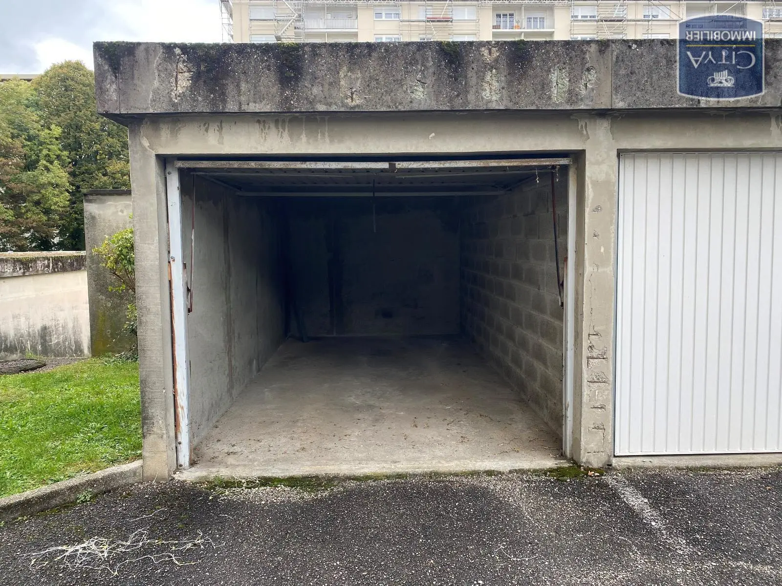 Photo 2 Parking