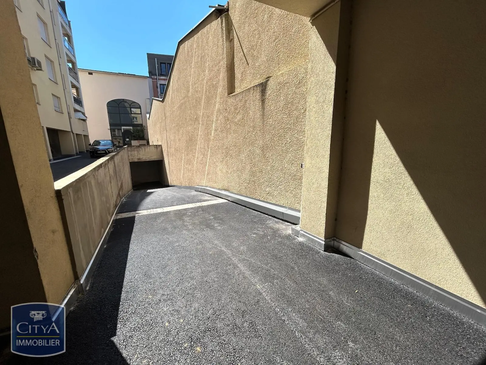 Photo 4 Parking