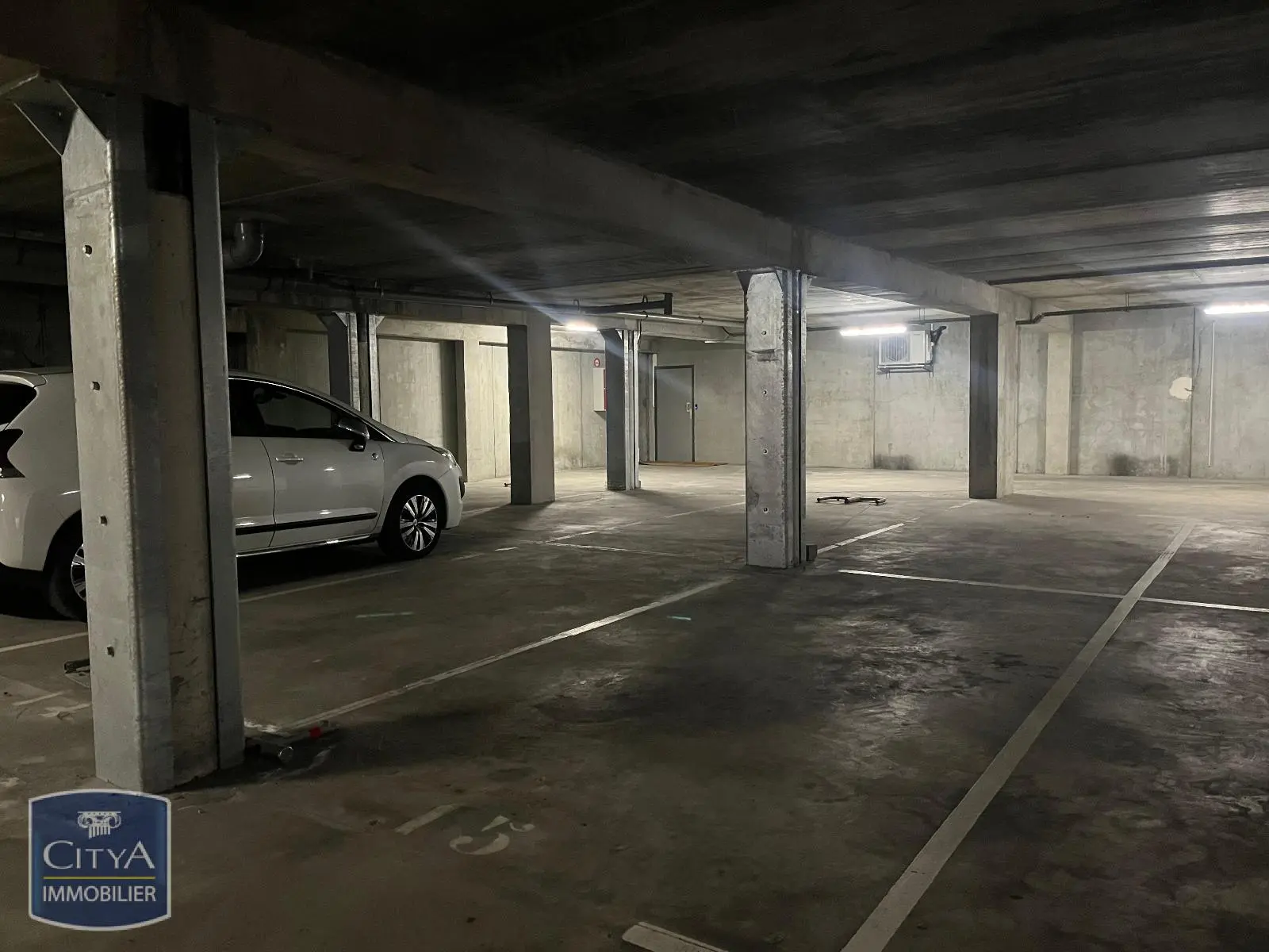 Photo 5 Parking