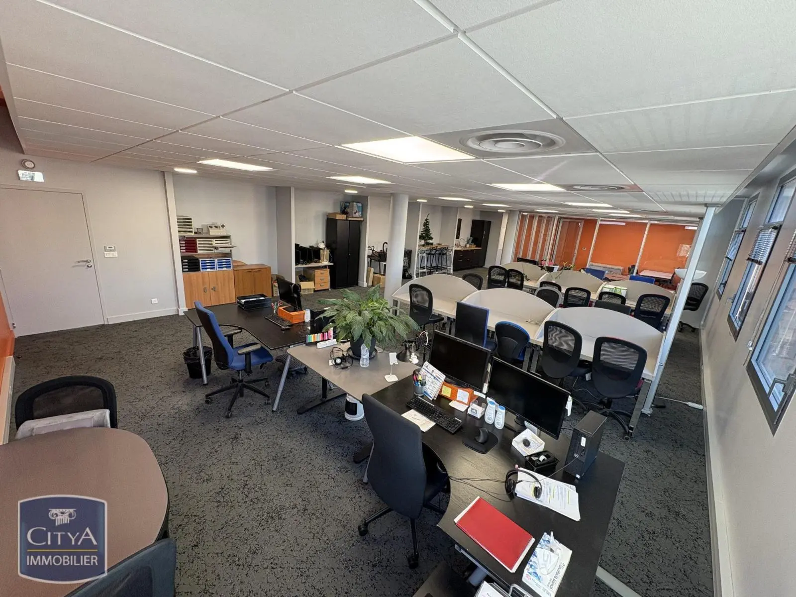 Photo 1 Local Professionnel 2 pièces 126m²