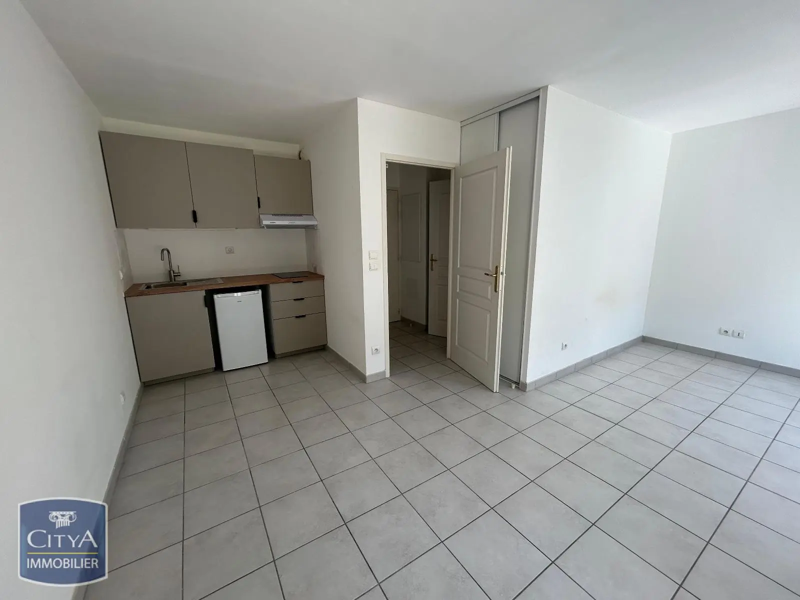 Photo 2 Appartement 1 pièce 27.4m²