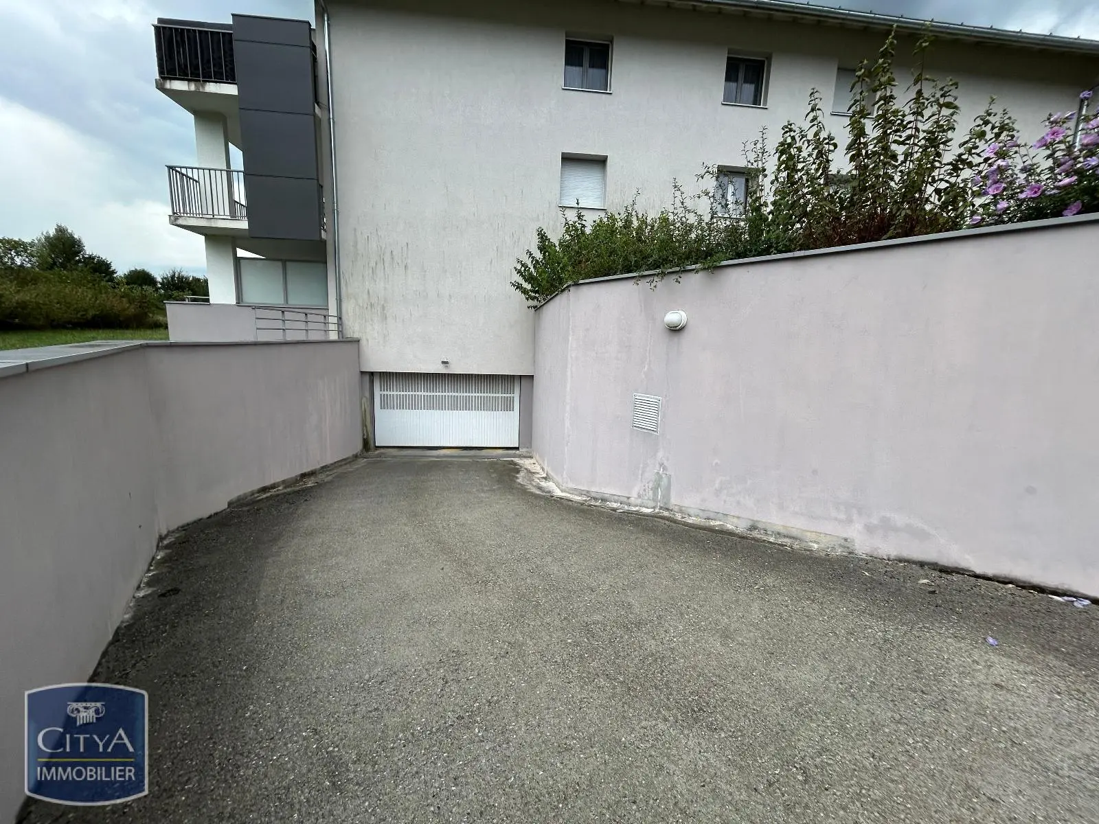 Photo 5 Parking
