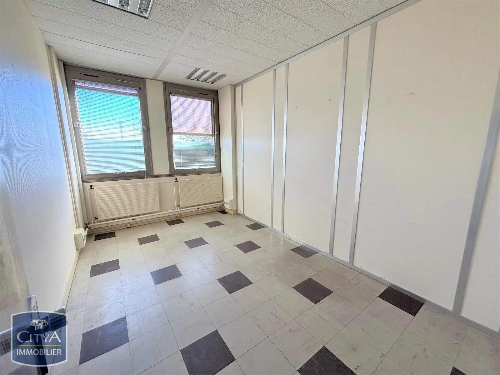 Photo 1 Local Professionnel 111m²