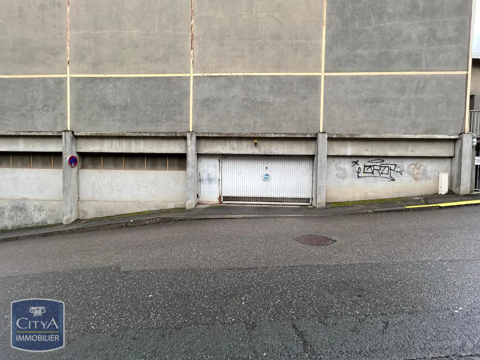 Photo 1 Parking
