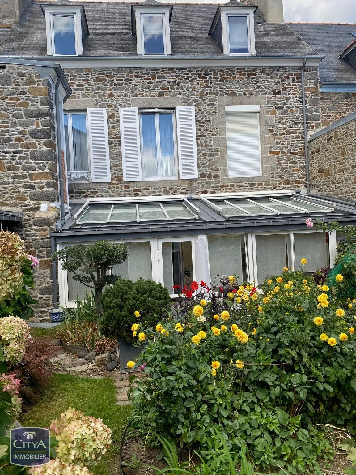Photo 1 Maison 10 pièces 230m²