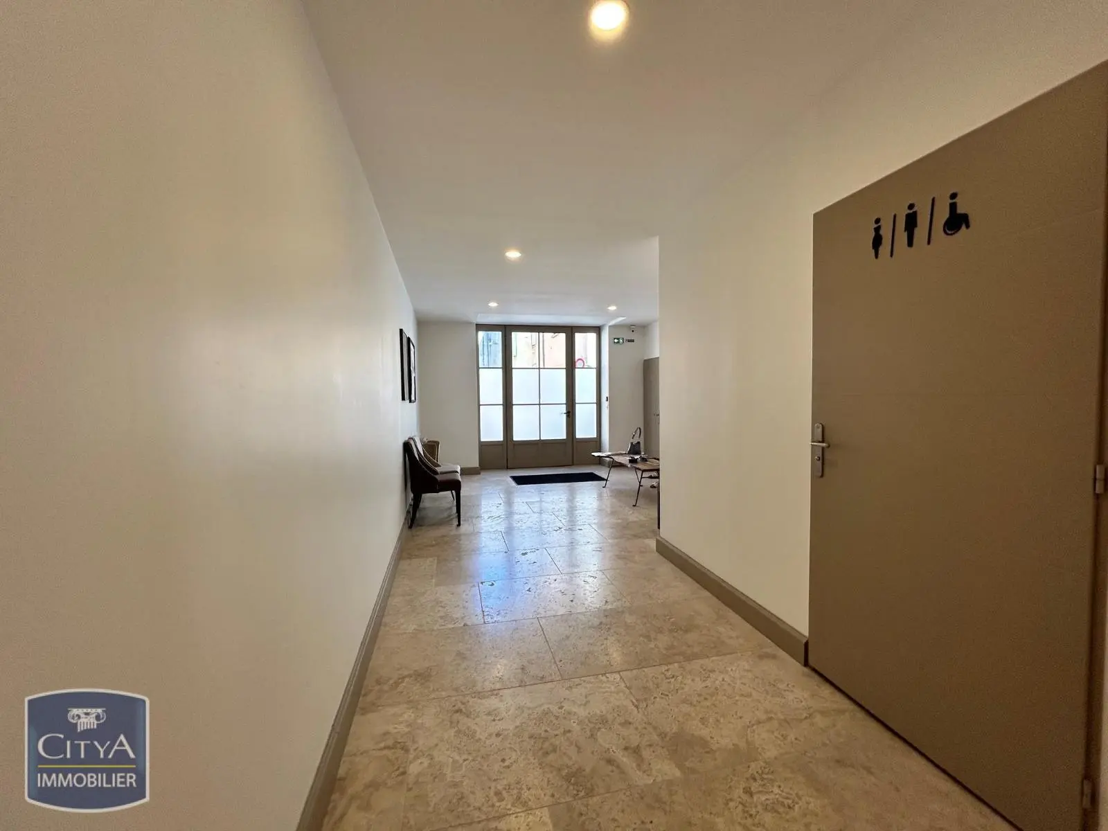 Photo 1 Local Professionnel 1 pièce 27m²