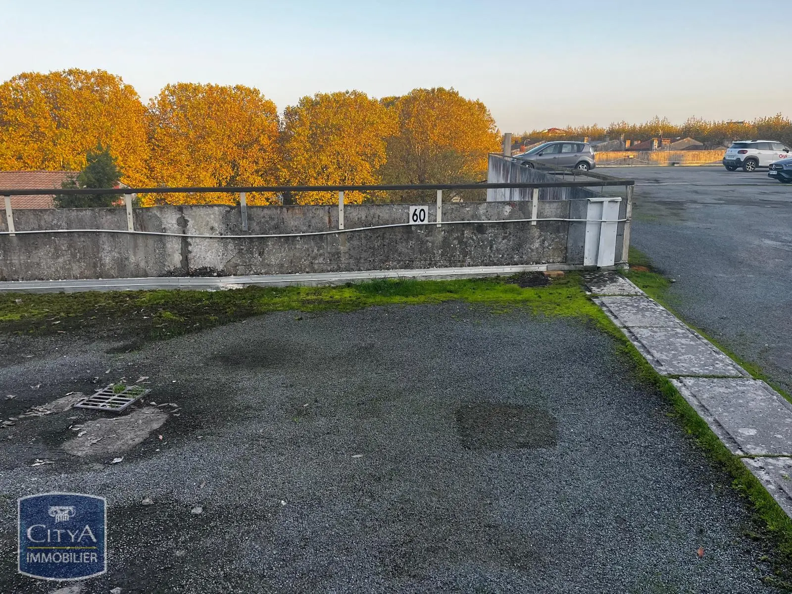 Photo 2 Parking