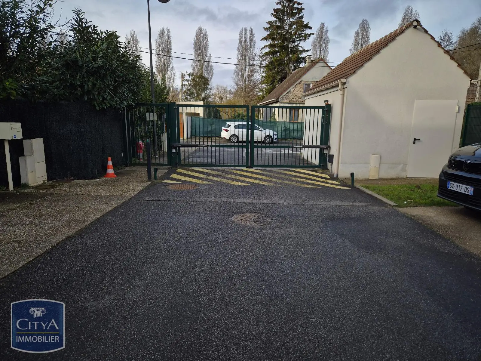 Photo 2 Parking