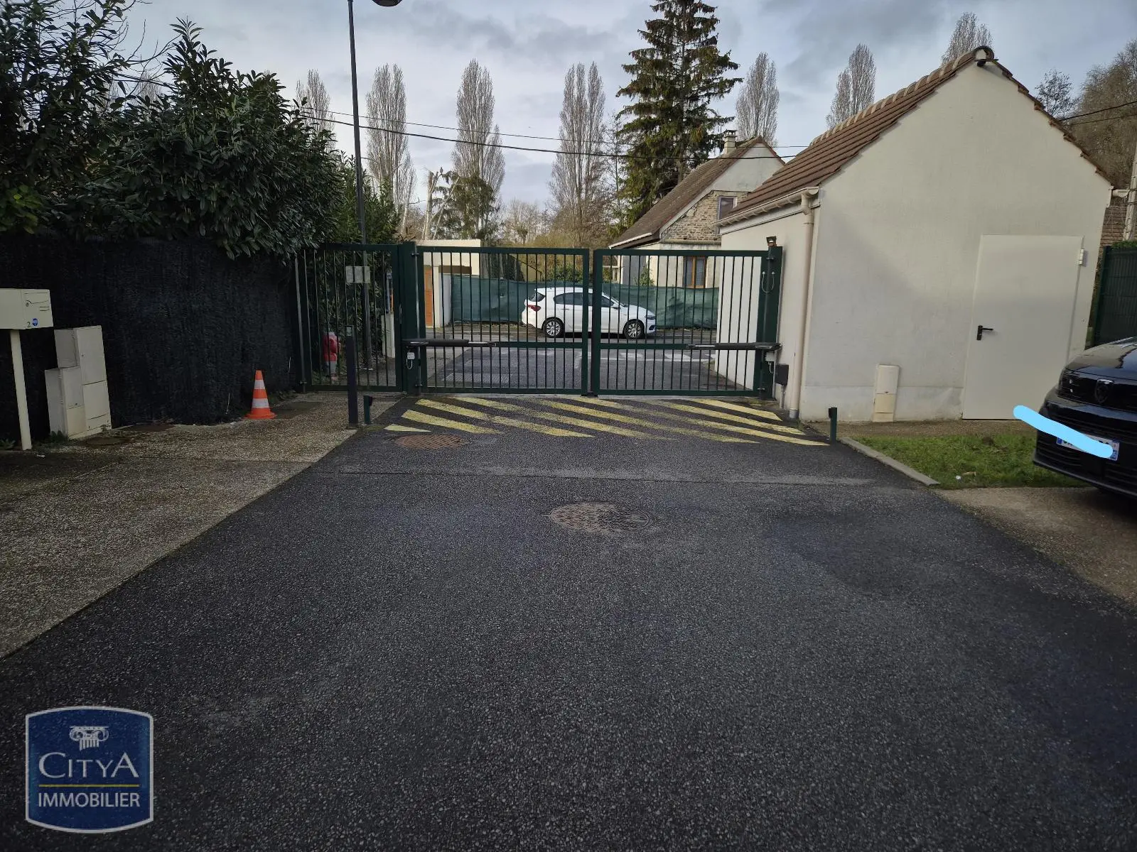 Photo 1 Parking