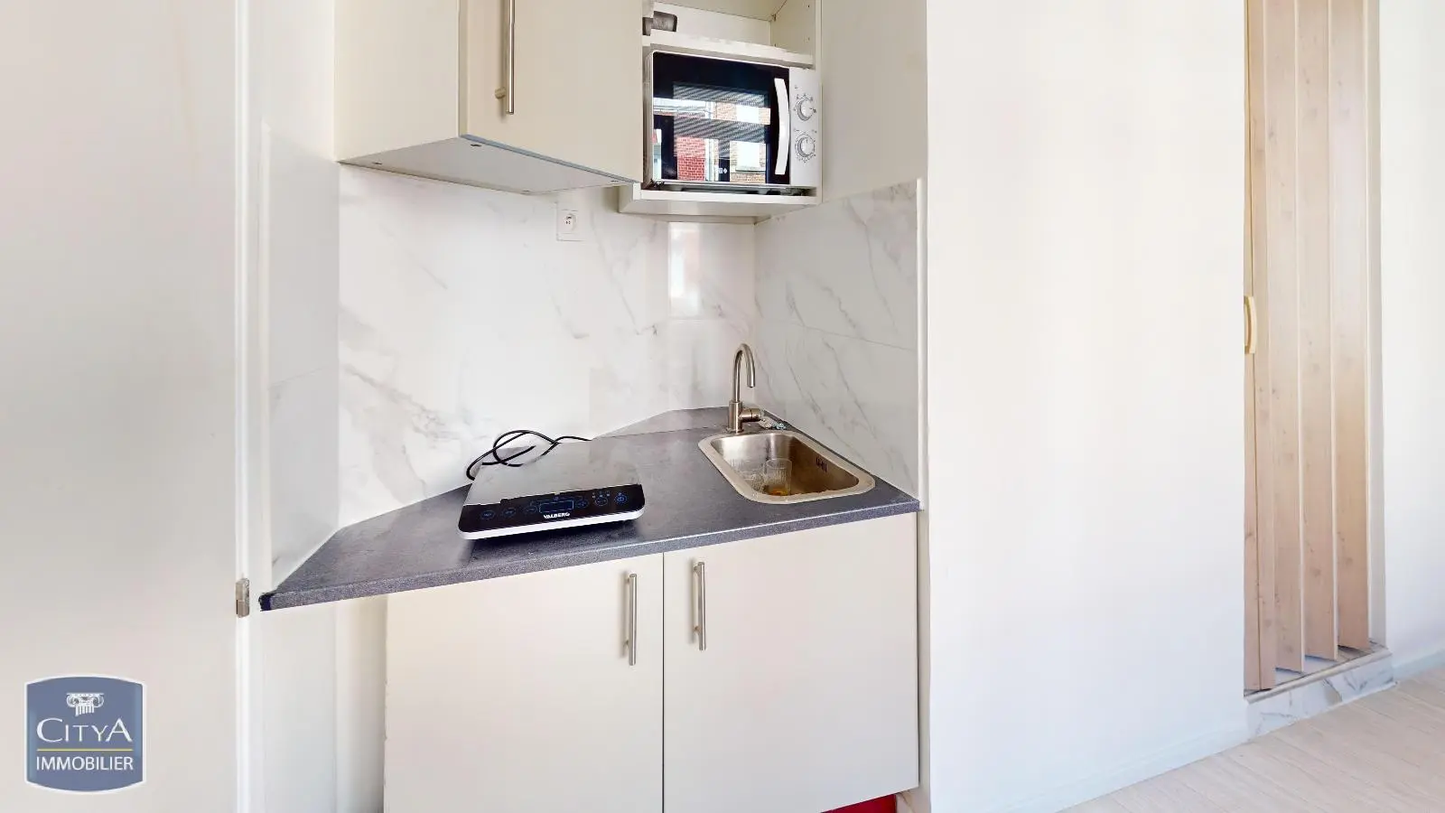 Photo 1 Appartement 1 pièce 9.78m²