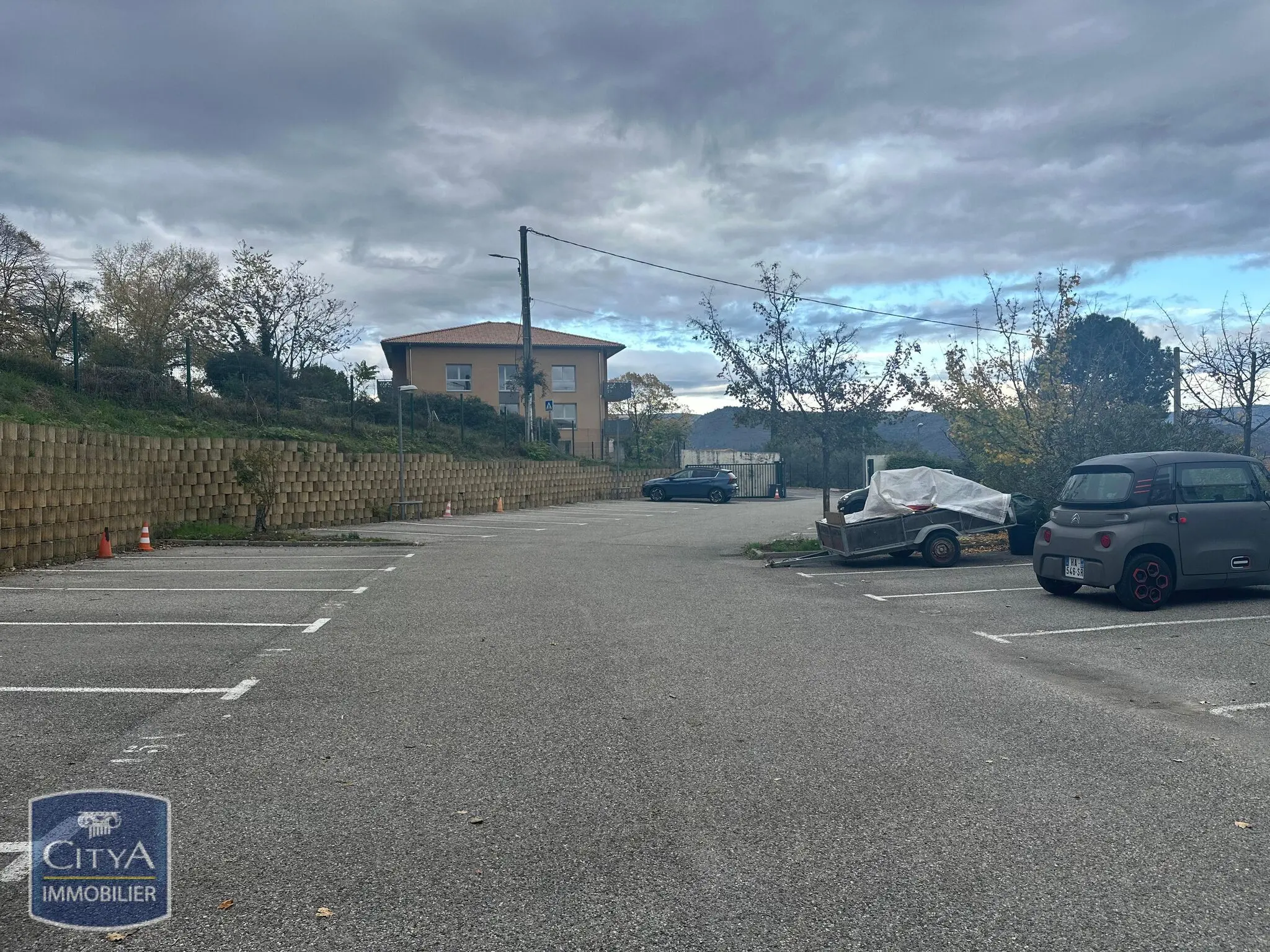 Photo 3 Parking