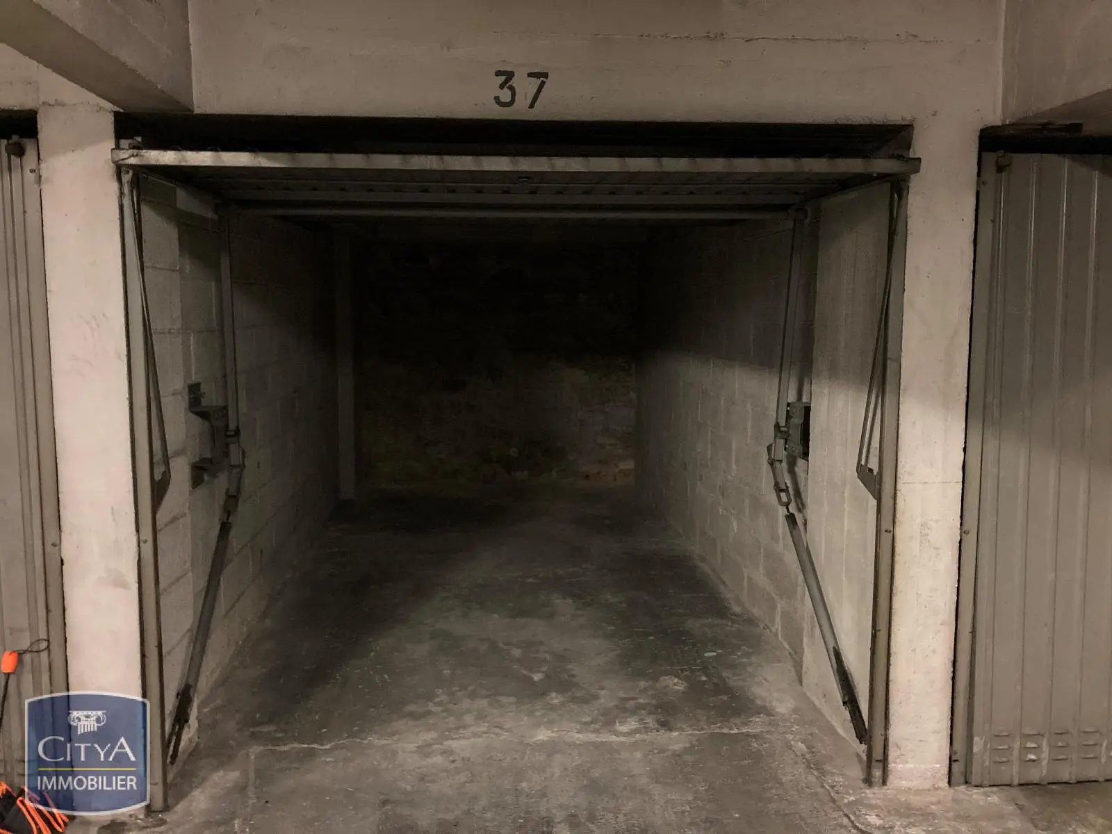 Photo 2 Parking