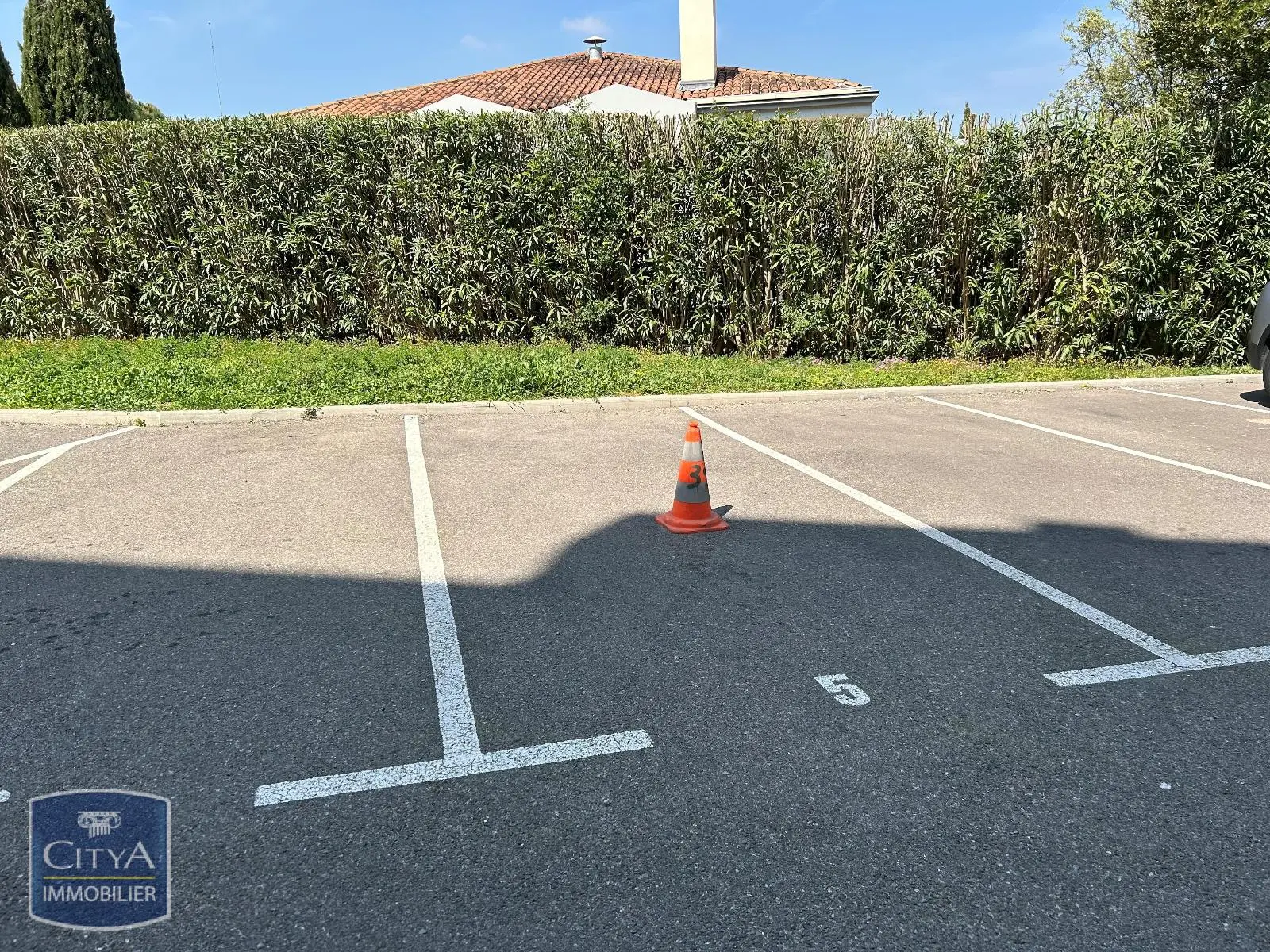 Photo 2 Parking