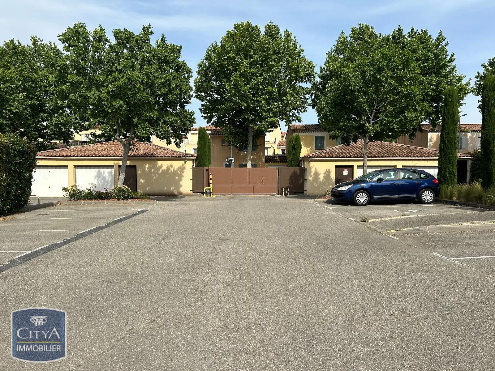 Photo 3 Parking