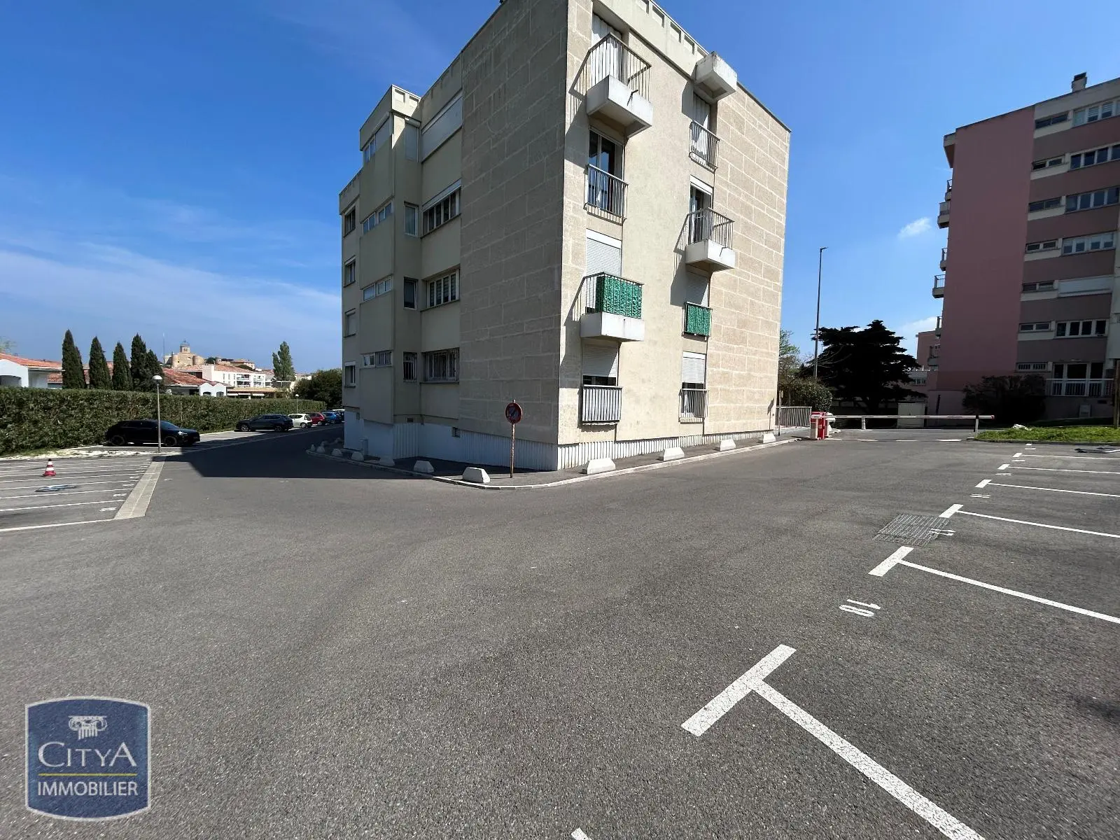 Photo 1 Parking