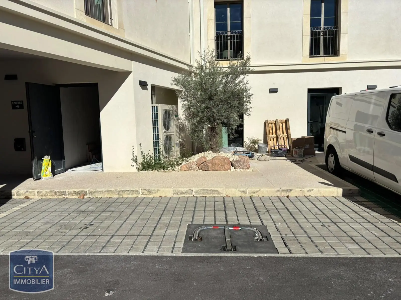 Photo 1 Parking