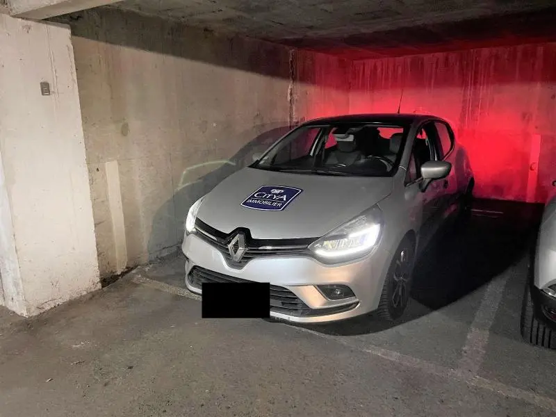 Photo 2 Parking