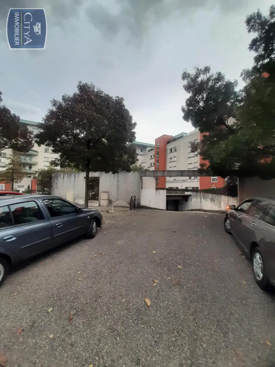 Photo 5 Parking
