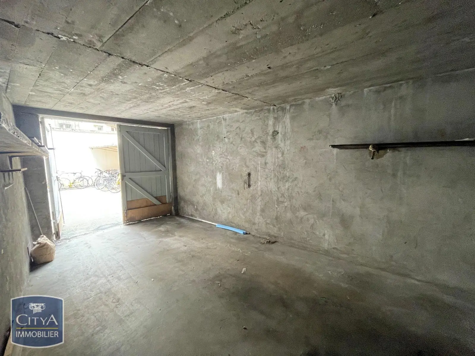 Photo 2 Parking