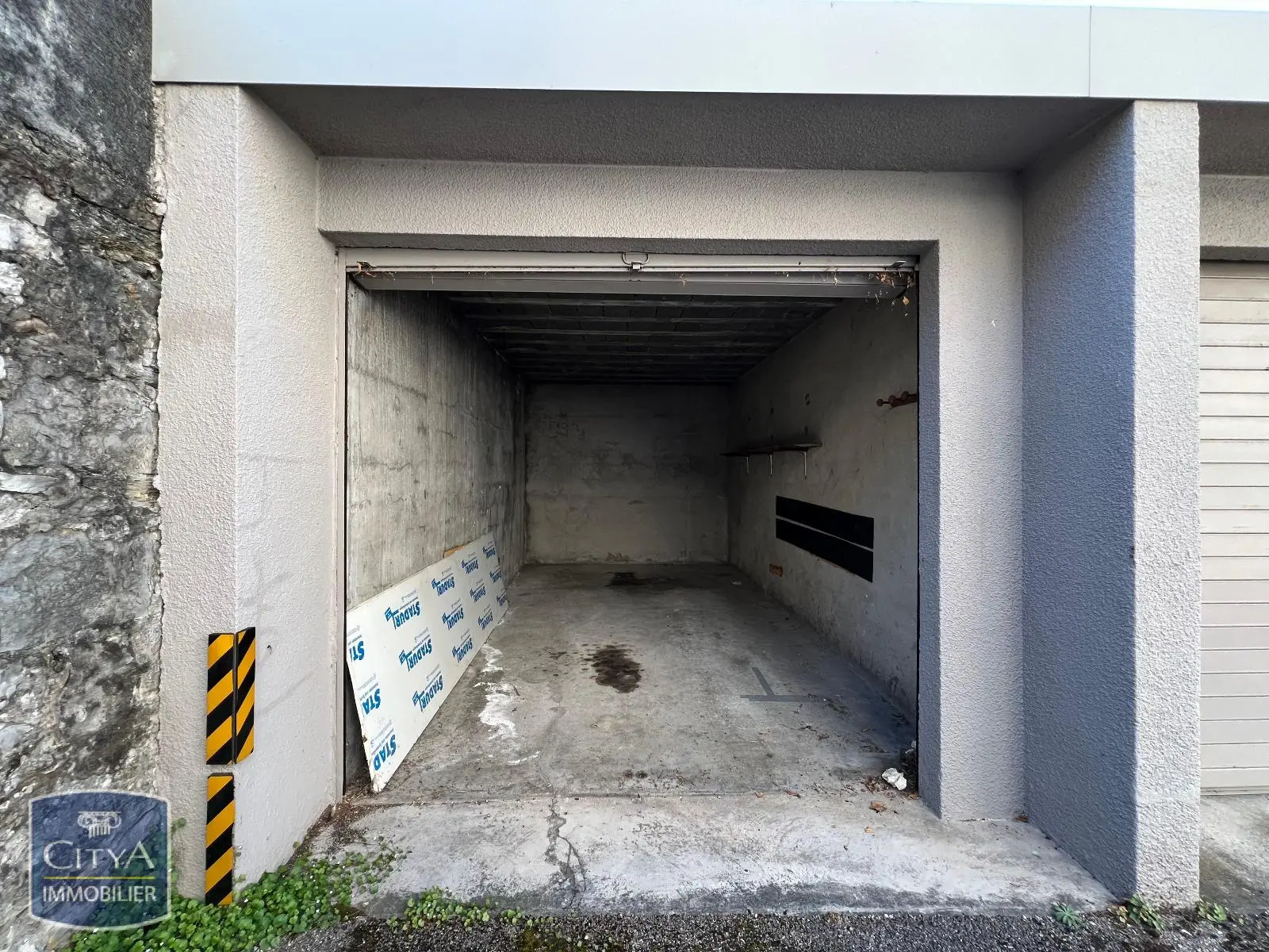 Photo 2 Parking
