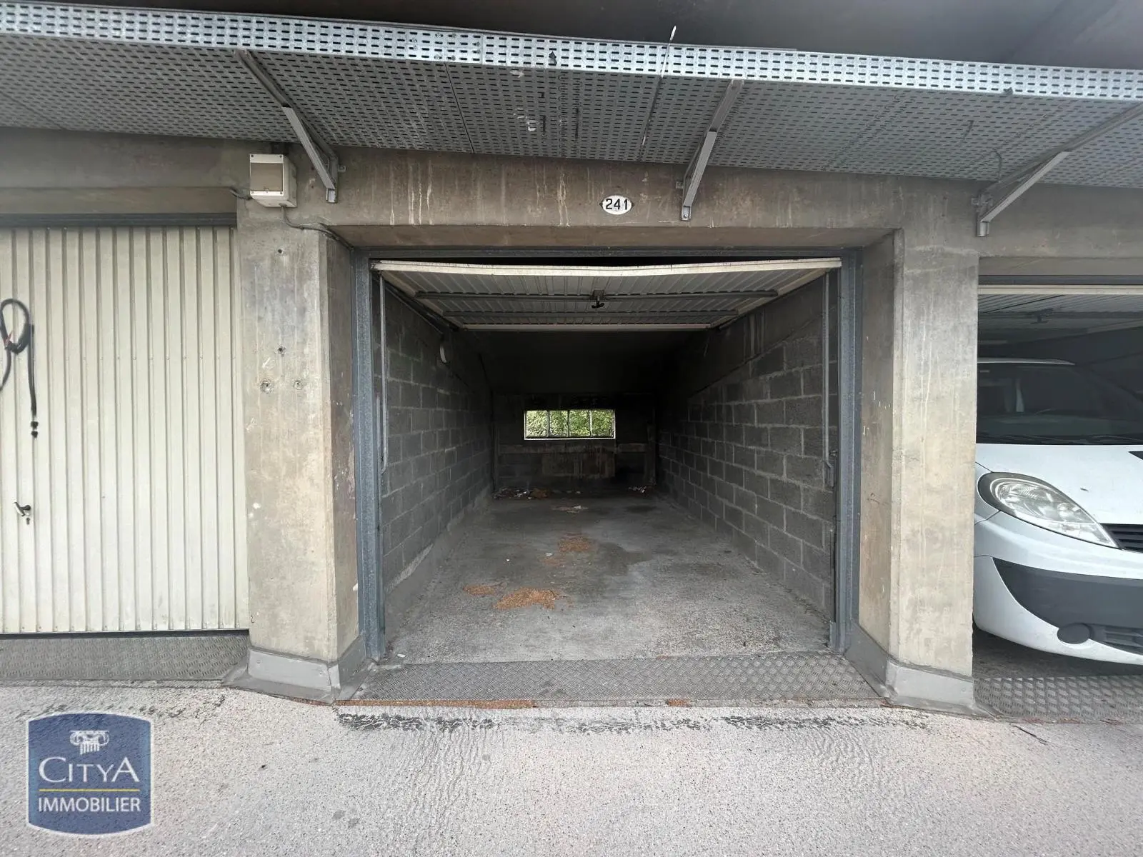 Photo 1 Parking