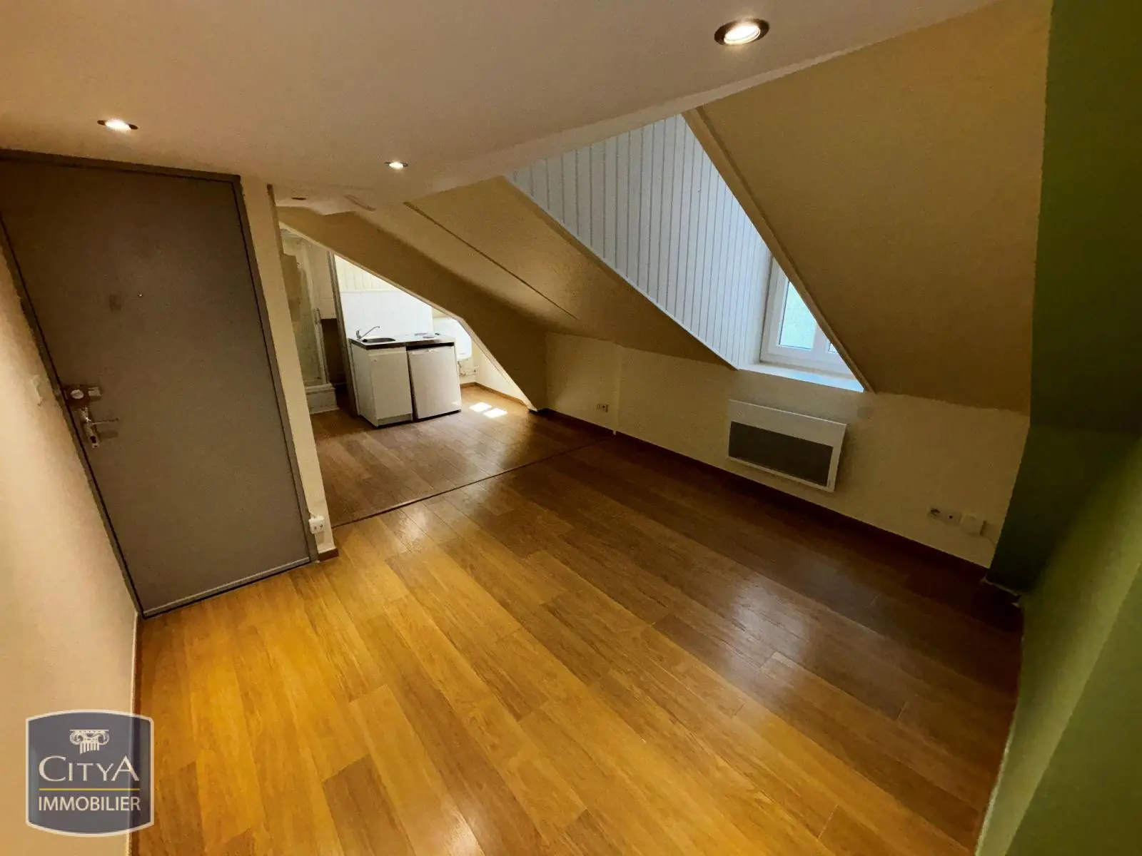 Photo 1 Appartement 1 pièce 23.72m²