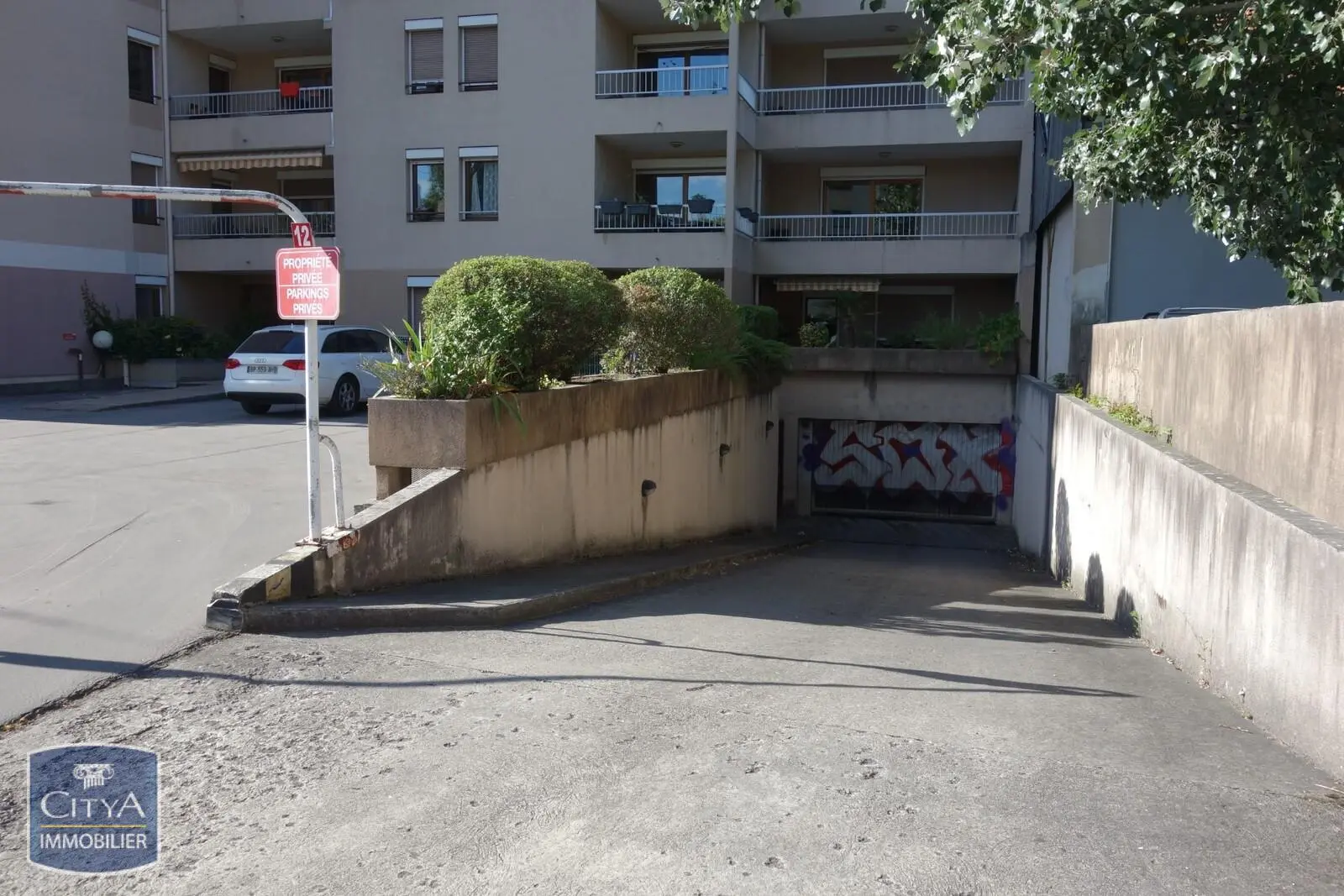 Photo 2 Parking