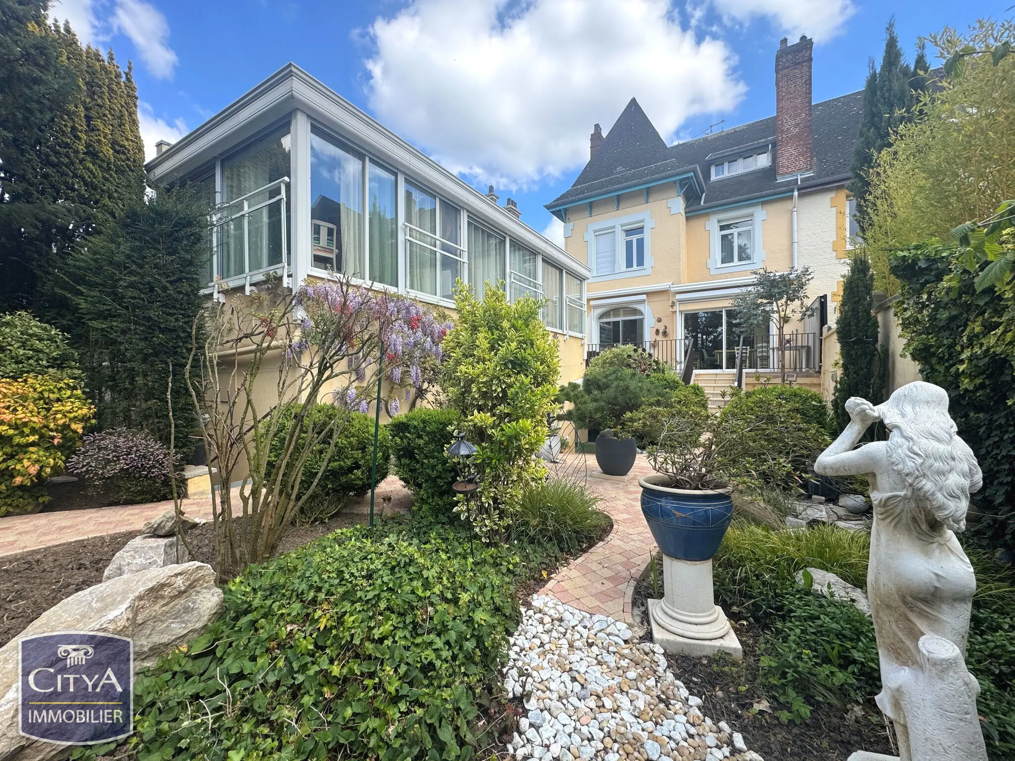 Photo 1 Maison 8 pièces 230m²