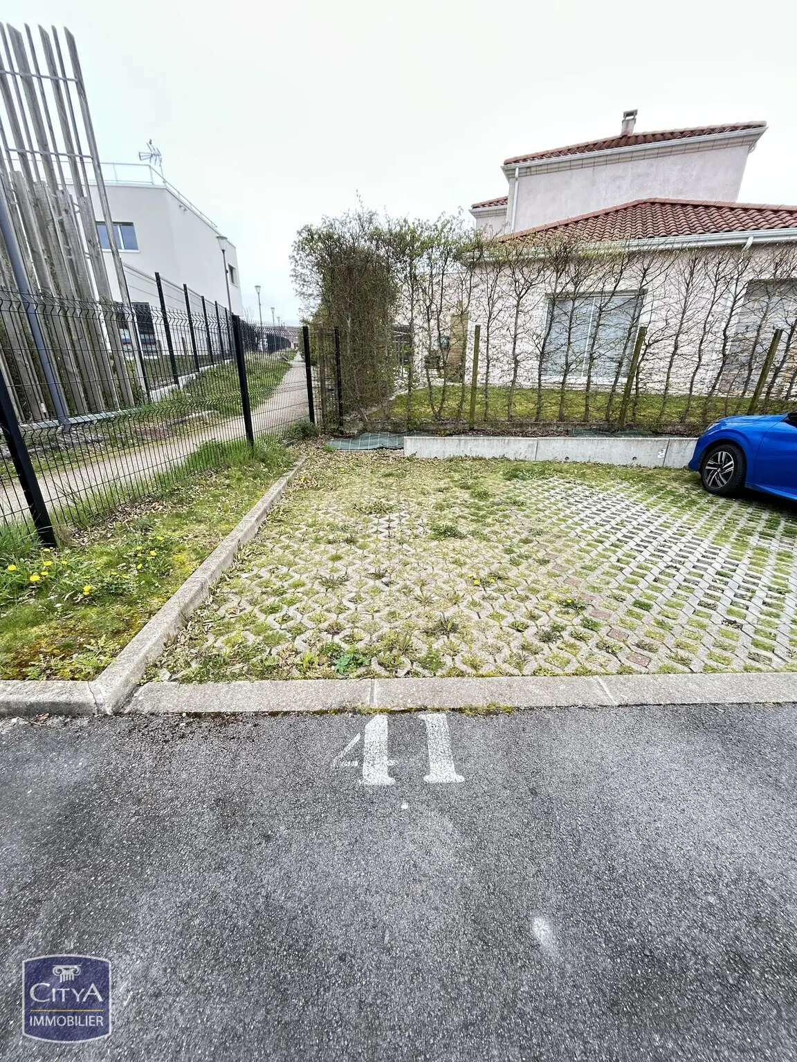 Photo 3 Parking