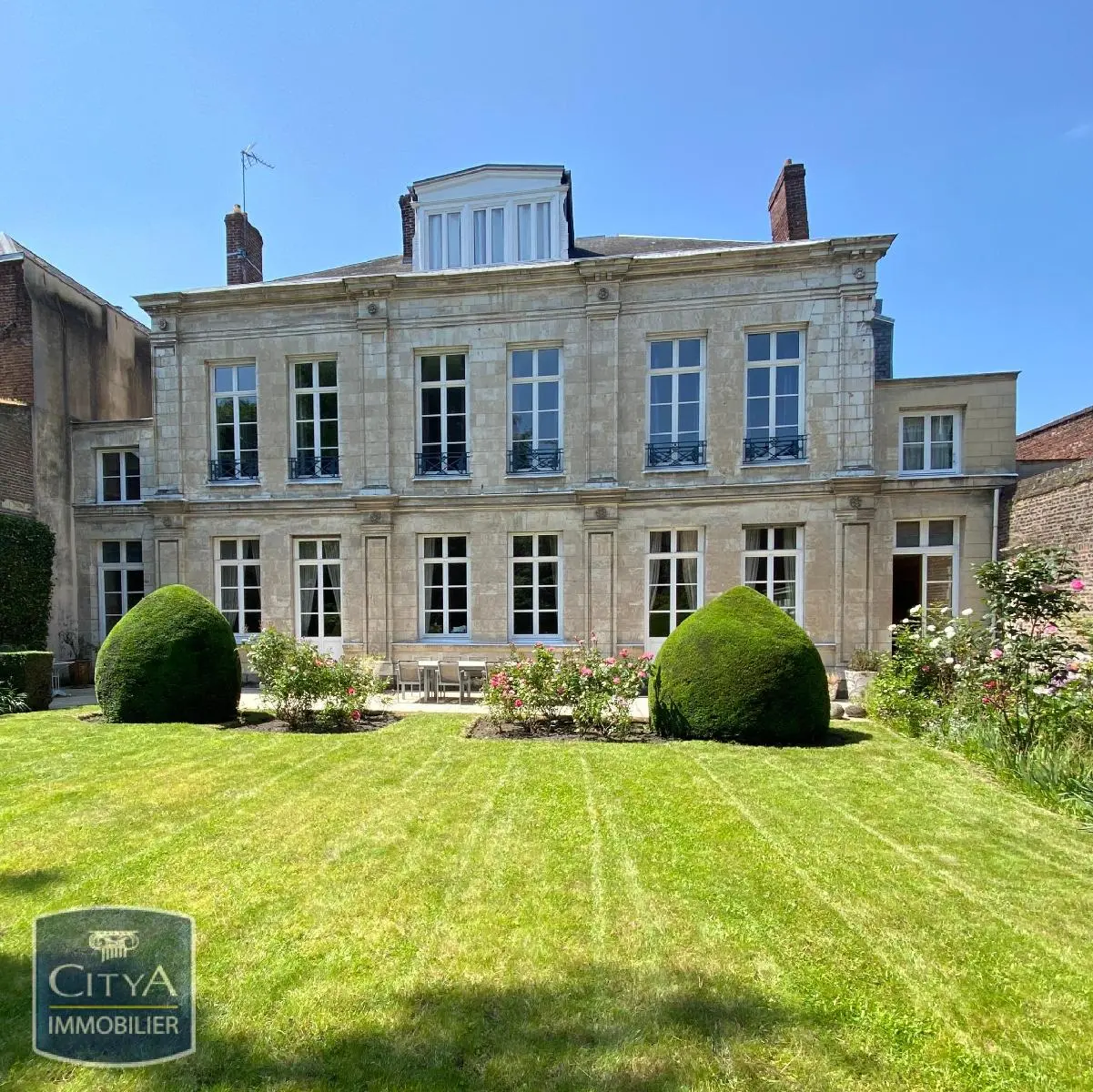 Photo 1 Demeure 10 pièces 390.81m²