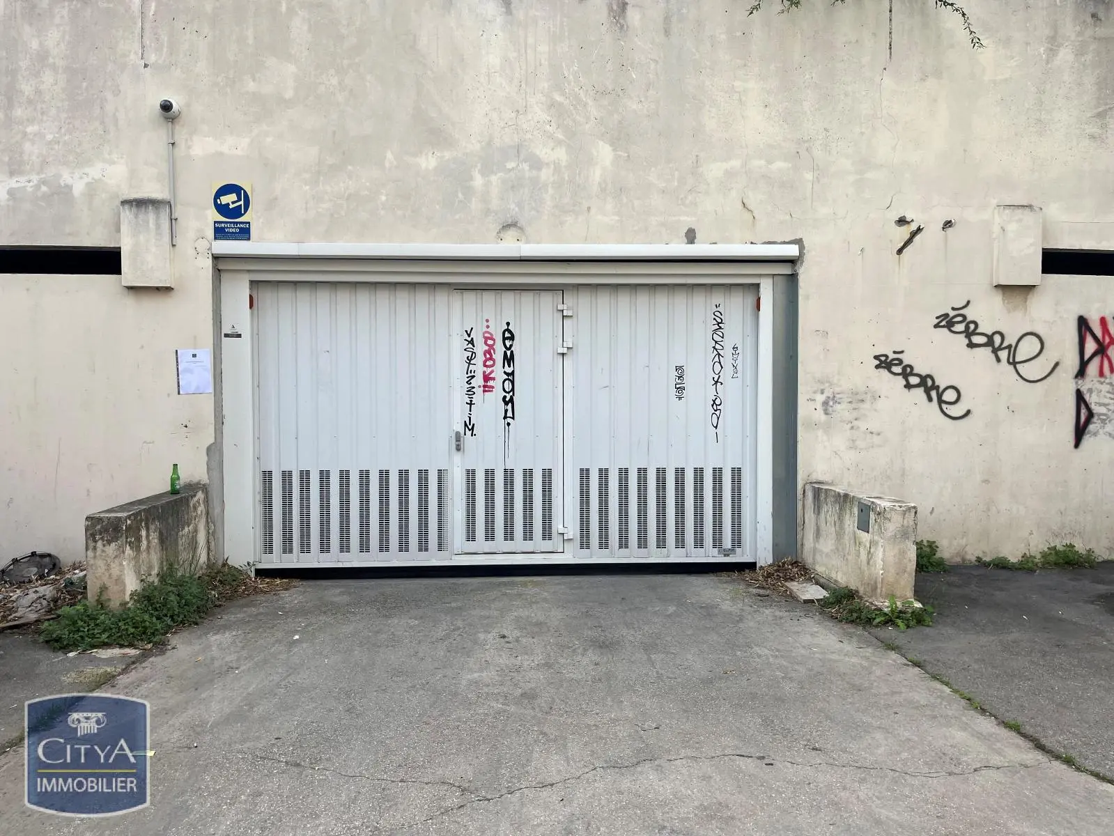 Photo 2 Parking