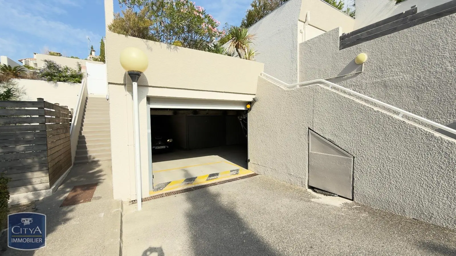Photo 2 Parking