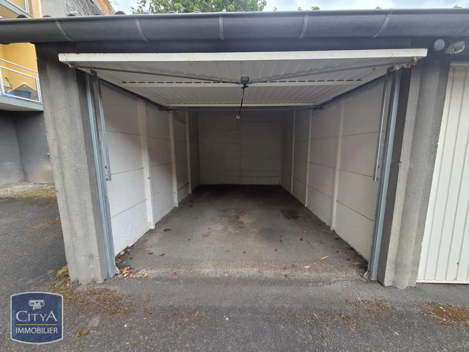 Photo 1 Parking