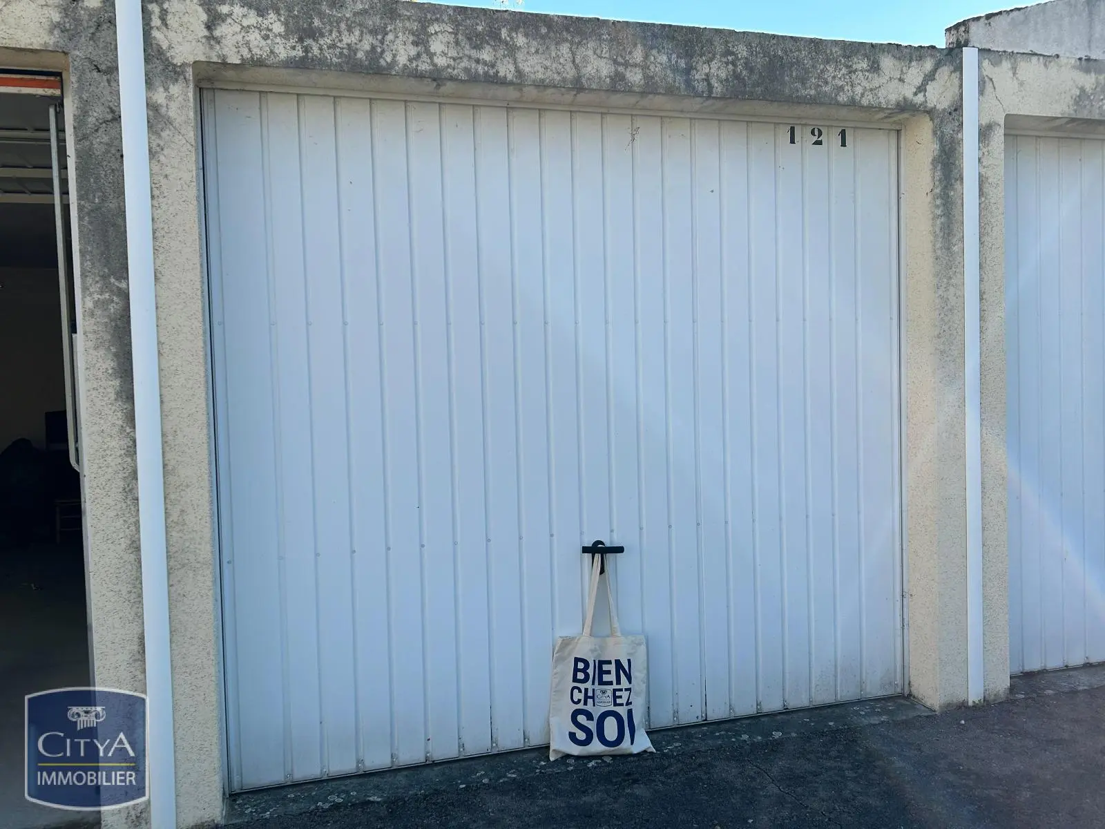 Photo 2 Parking