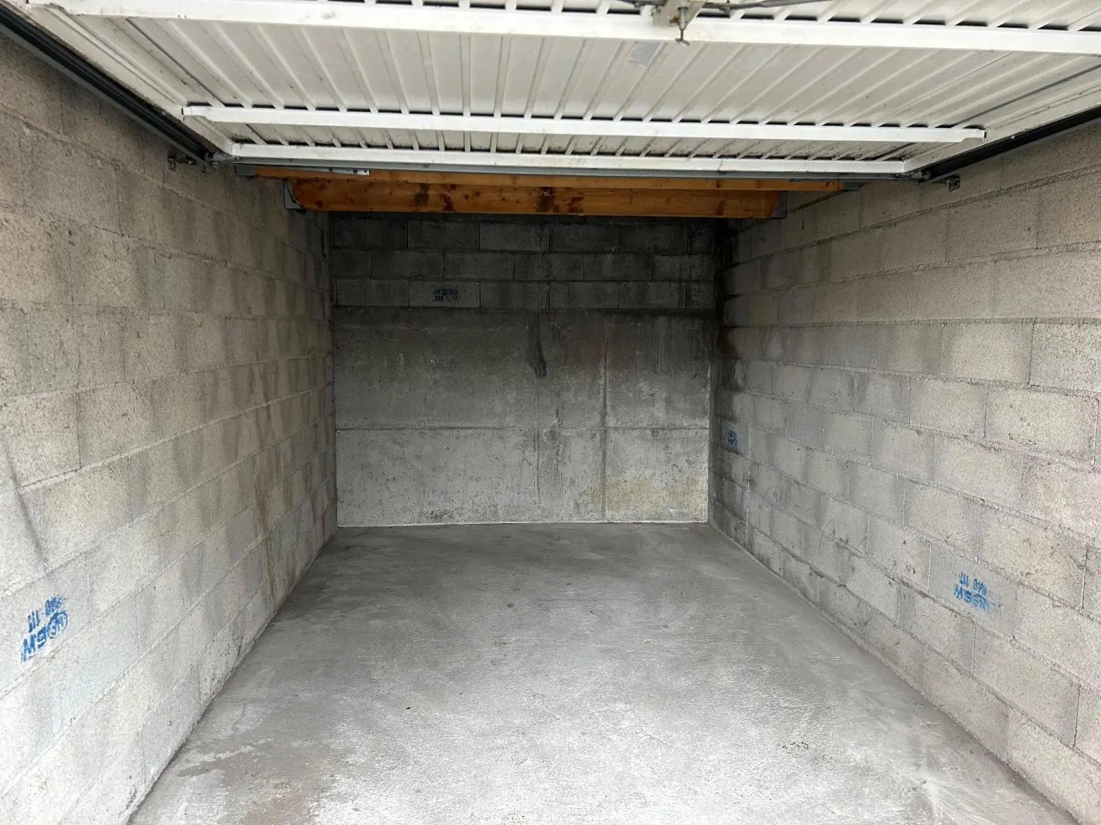 Photo 1 Parking