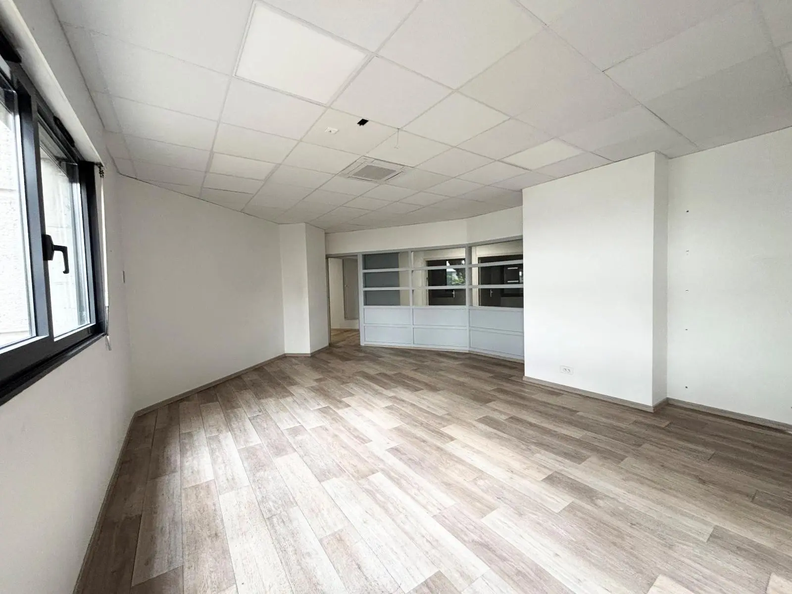 Photo 2 Local Professionnel 12 pièces 602.97m²