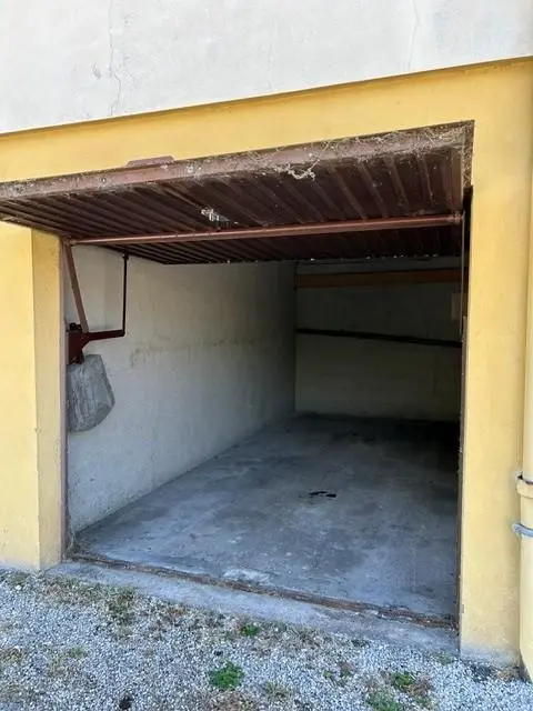 Photo 2 Parking