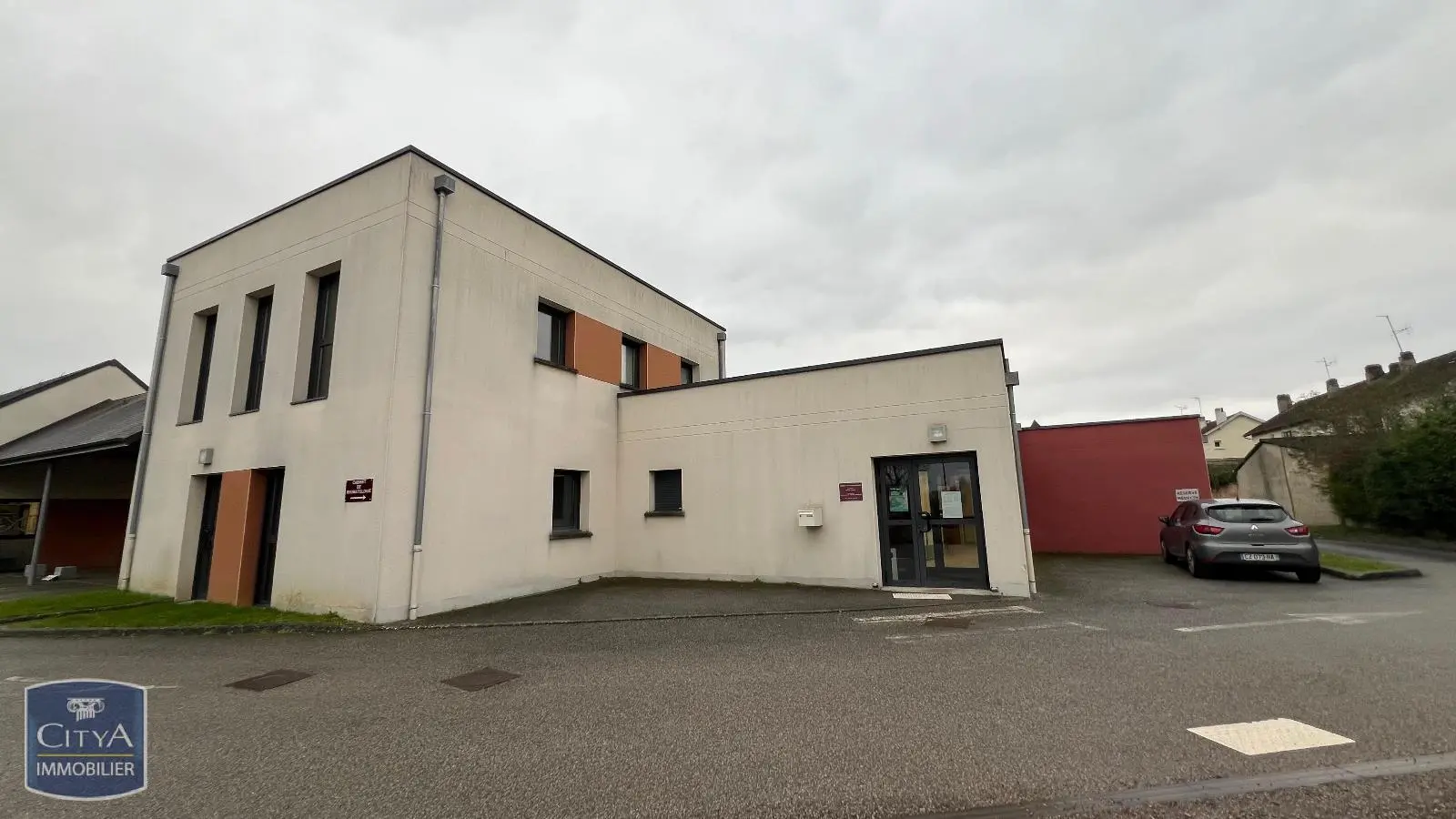 Photo 1 Local Professionnel 7 pièces 200m²