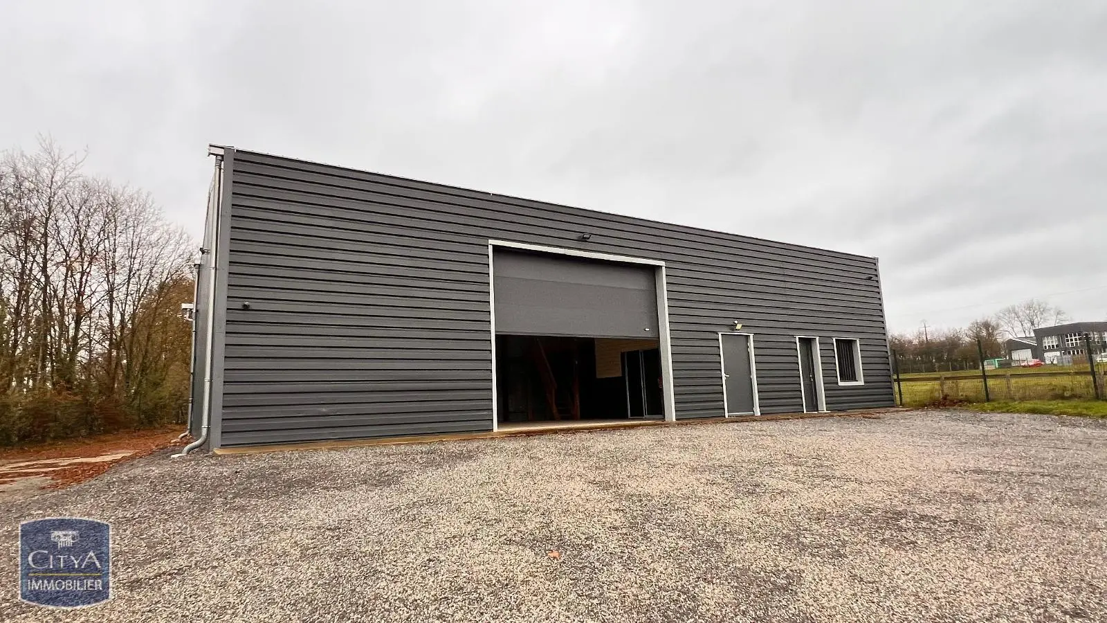 Photo 1 Local Industriel 237m²