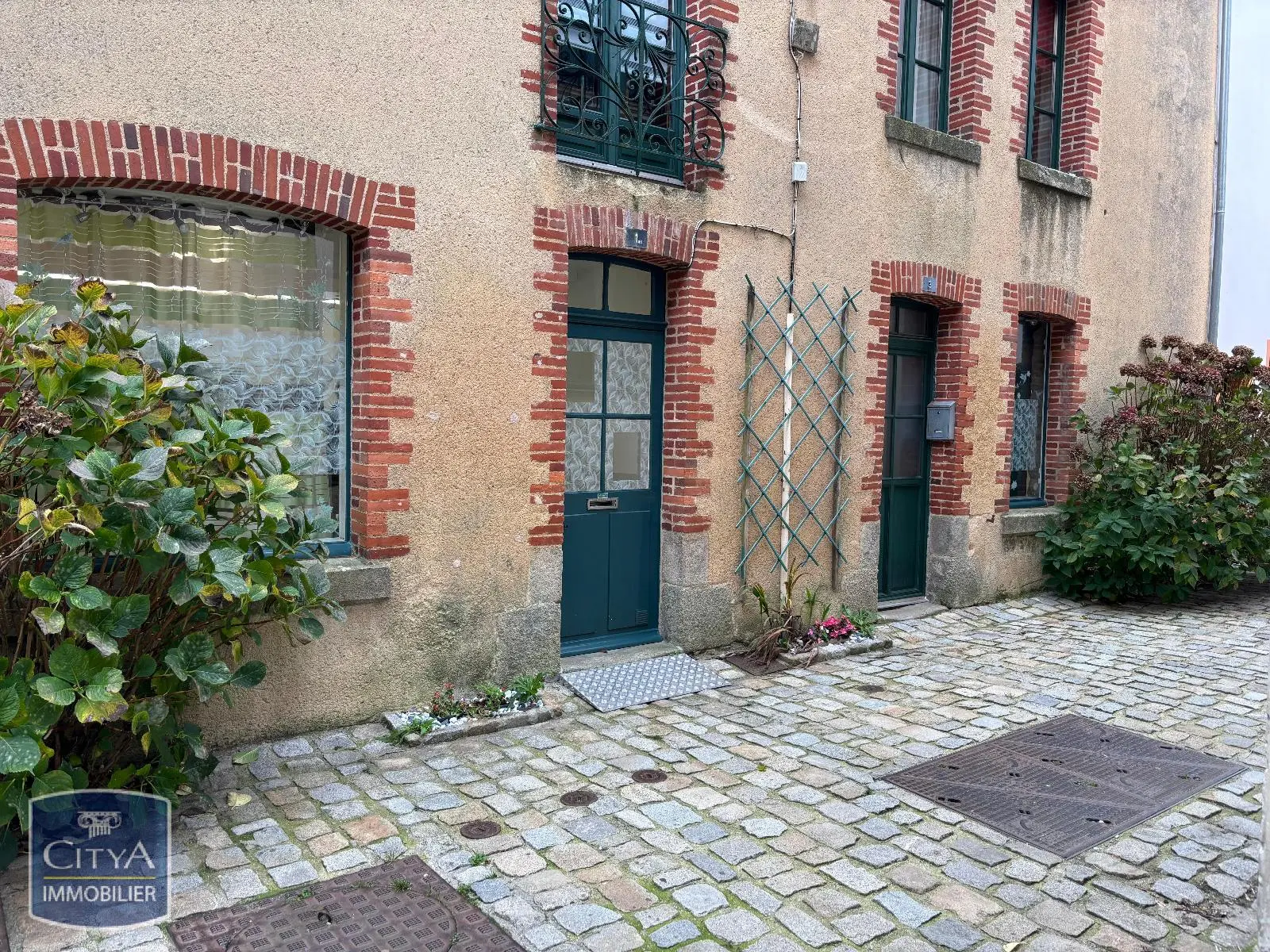 Photo 1 Local Commercial