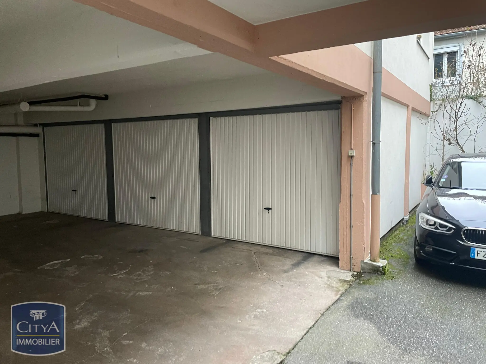 Photo 1 Parking