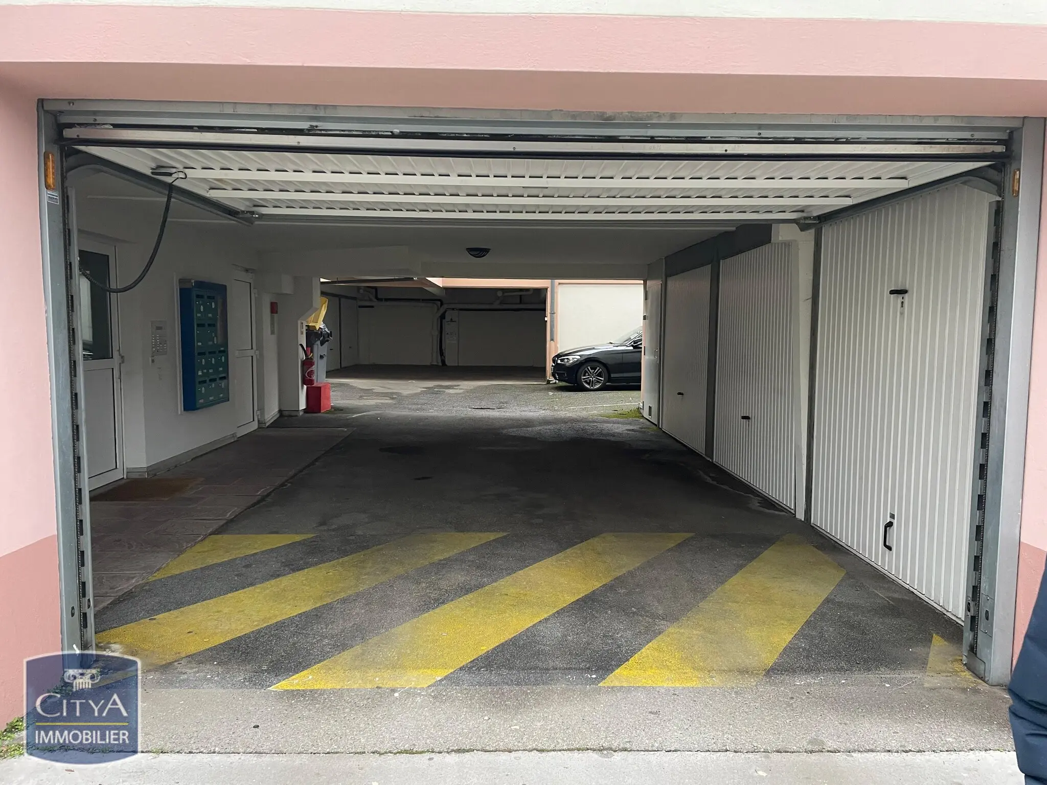 Photo 2 Parking