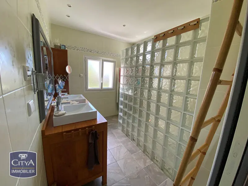 Photo 8 Maison 8 pièces 240m²